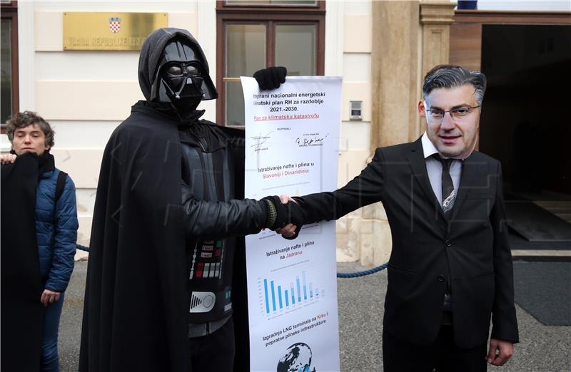 Greenpeace i Zelena Akcija uz pomoć Darth Vadera ispred Vlade RH