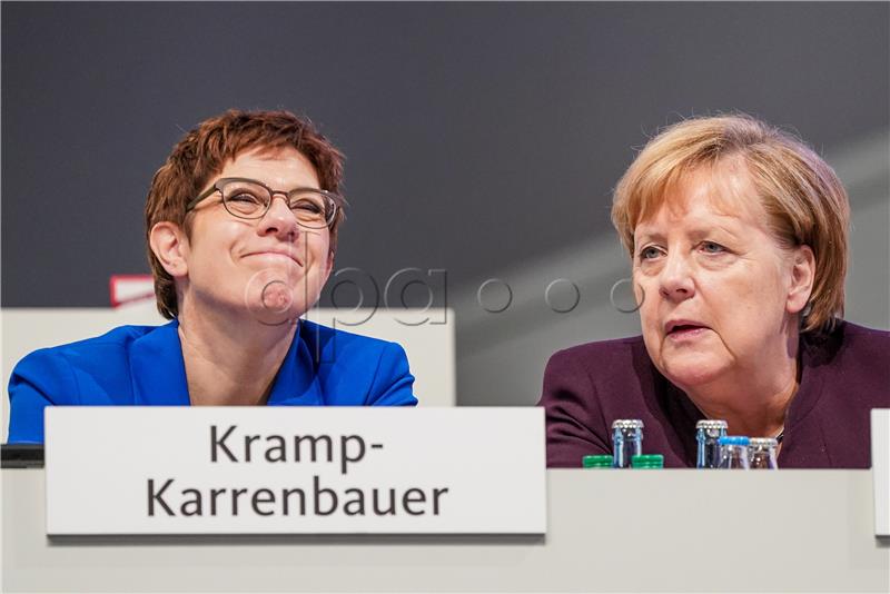 Predsjednica CDU-a Kramp-Karrenbauer na kongresu potvrdila želju za ostankom na čelu stranke