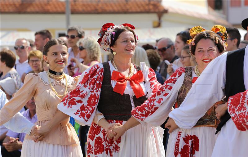 Đakovo: 22. Smotra povijesnih i građanskih plesova i starogradskih pjesama Hrvatske