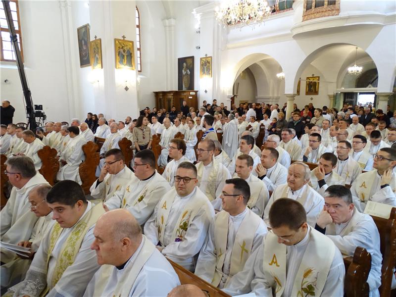 Mons. Radoš zaređen za varaždinskog biskupa, njegovo geslo 'Služiti radosno Gospodinu'