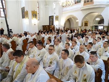 Mons. Radoš zaređen za varaždinskog biskupa, njegovo geslo 'Služiti radosno Gospodinu'