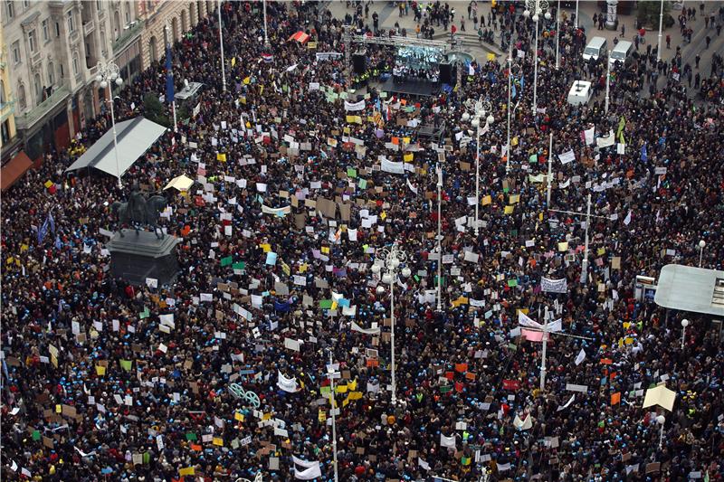 Prosvjed u organizaciji sindikata osnovnih i srednjih škola