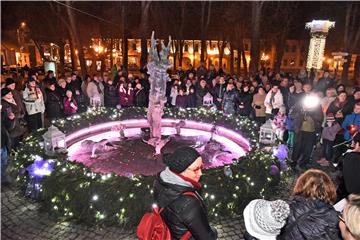 Paljenjem lampica u središtu grada u petak počinje Advent u Vinkovcima