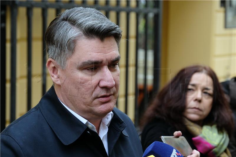 Milanovic hands over 78K signatures for his presidential candidacy 