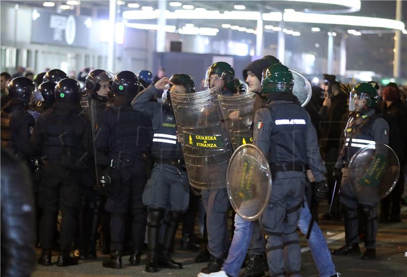 Navijači Dinama pod pratnjom policije na San Siru