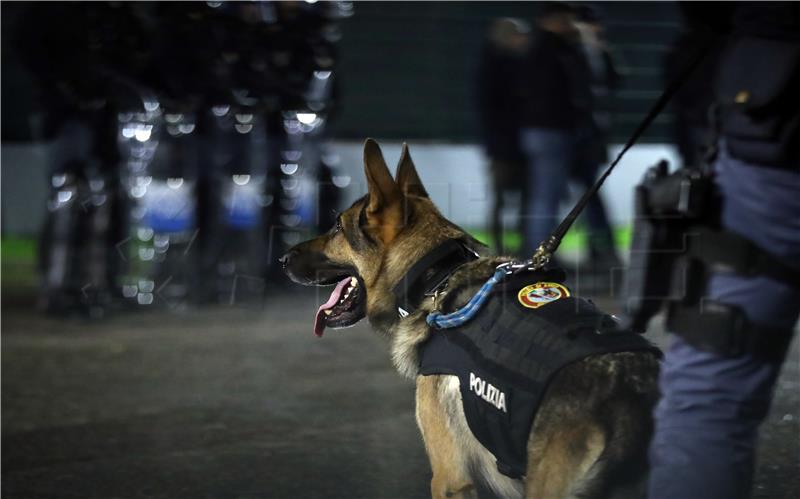 Navijači Dinama pod pratnjom policije na San Siru