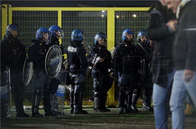 Navijači Dinama pod pratnjom policije na San Siru