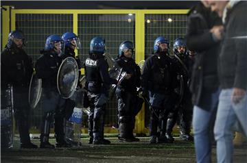 Navijači Dinama pod pratnjom policije na San Siru