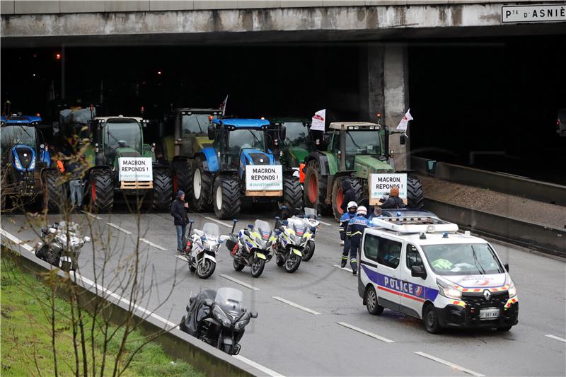 Pariz: Poljoprivrednici traktorima blokirali dijelove grada