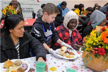 USA HOMELESS RECEIVE THANKSGIVING MEAL