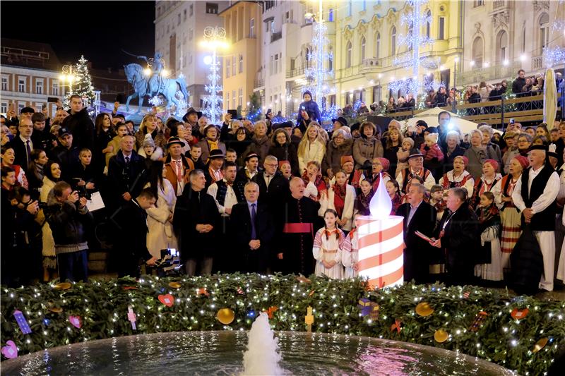 Počeo Advent u Zagrebu; gradonačelnik Bandić na Jelačićevu trgu upalio prvu adventsku svijeću