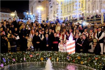 Počeo Advent u Zagrebu; gradonačelnik Bandić na Jelačićevu trgu upalio prvu adventsku svijeću