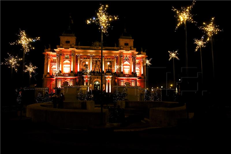 Svečano otvoren Advent ispred HNK