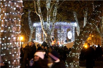  U sklopu "Adventa u Zagrebu 2019." upaljena je božićna rasvjeta na Zrinjevcu