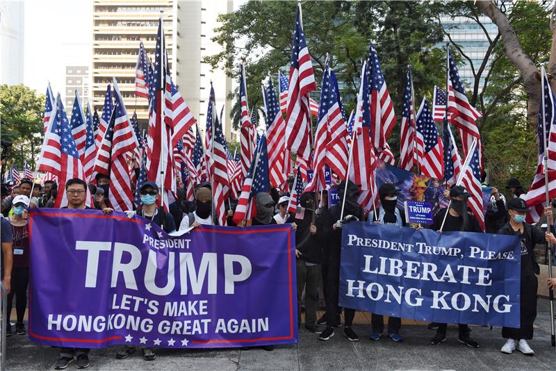 Policija suzavcem na tisuće prosvjednika u Hong Kongu