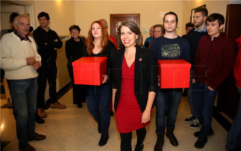 Peovic submits signatures supporting her presidential candidacy