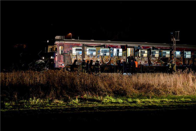 Varaždin: Vlak naletio na osobno vozilo