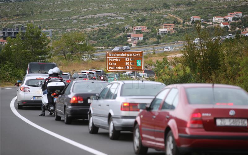 HAK:  Zbog nesreće na čvoru Jarek promet prema Zagrebu teče otežamo i usporeno