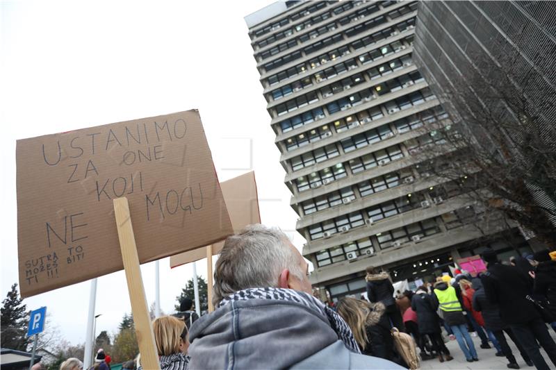 Prosvjed roditelja njegovatelja i njegovatelja