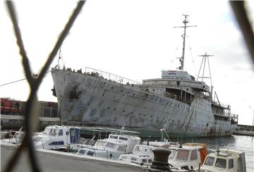 Brod "Galeb" otegljen iz riječke luke u kraljevičko brodogradilište