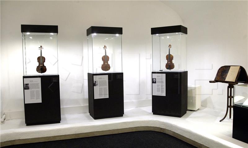 Otvorena izložba "Violinom iznad granica / Stradivari u Rijeci  - Kresnik i Cremona"