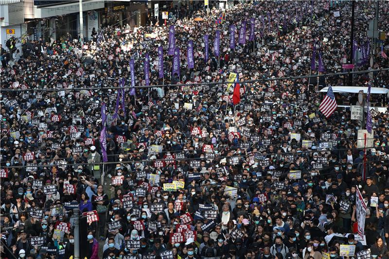 Tisuće prosvjednika odjevenih u crno prosvjeduje u Hong Kongu