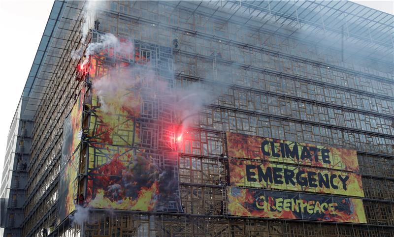 Greenpeace došao na europski klimatski samit u vatrogasnom kamionu zvoneći na uzbunu