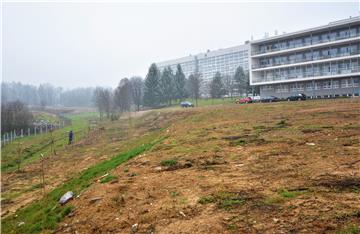 Posađeno 80 sadnica za budući Terapijski park karlovačke Opće bolnice