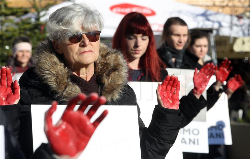 Prijatelji životinja performansom s krvavim rukama na Trgu bana Jelačića