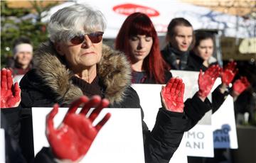 Prijatelji životinja performansom s krvavim rukama na Trgu bana Jelačića