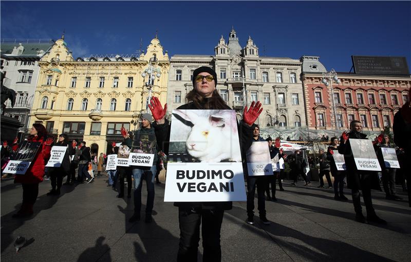 Prijatelji životinja performansom s krvavim rukama na Trgu bana Jelačića