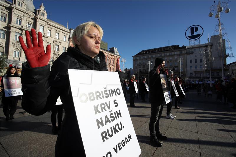 Prijatelji životinja performansom s krvavim rukama na Trgu bana Jelačića