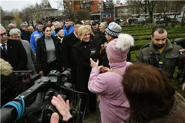 Kolinda Grabar Kitarović u Novoj Gradiški zapalila svijeću podno spomenika Franji Tuđmanu