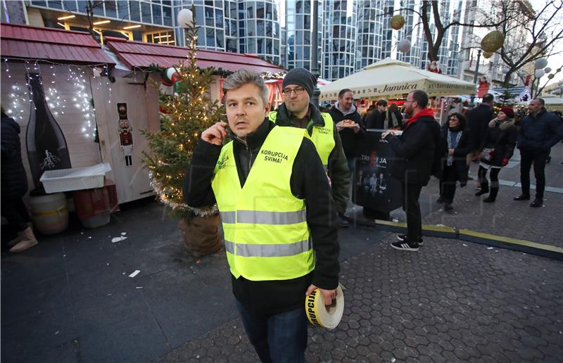 Dario Juričan žutom trakom "Korupcija u tijeku" označio blagdanske kućice u Gajevoj