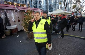 Dario Juričan žutom trakom "Korupcija u tijeku" označio blagdanske kućice u Gajevoj