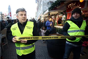 Dario Juričan žutom trakom "Korupcija u tijeku" označio blagdanske kućice u Gajevoj