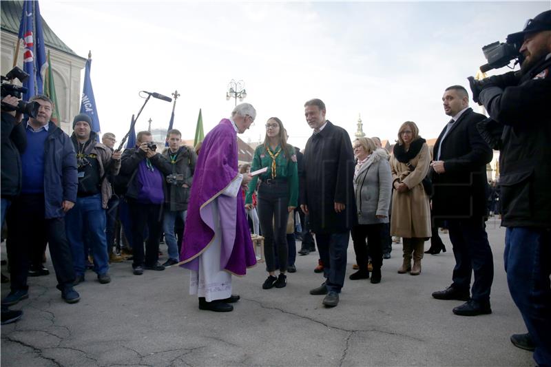 Izviđači donijeli Betlehemsko svjetlo mira u zagrebačku katedralu