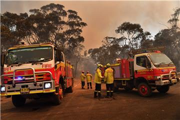 Bushfires continue to burn in New South Wales as new heatwave hits Australia