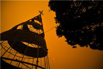 Smoke from bushfires causes haze in Sydney, Australia