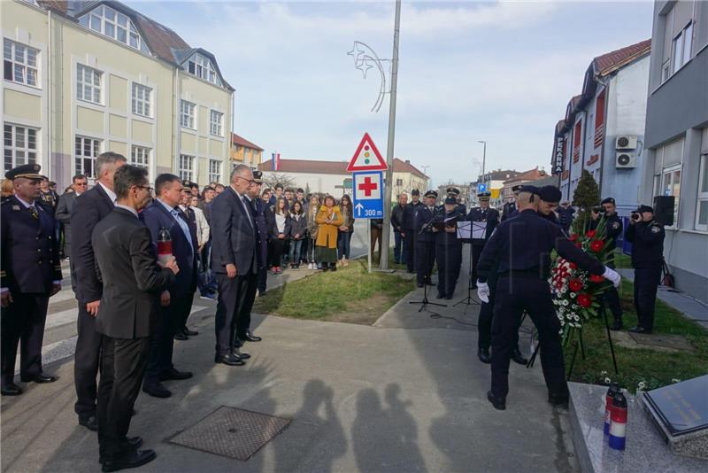  Božinović obišao obnovljene zgrade policijskih postaja u Daruvaru i Garešnici 