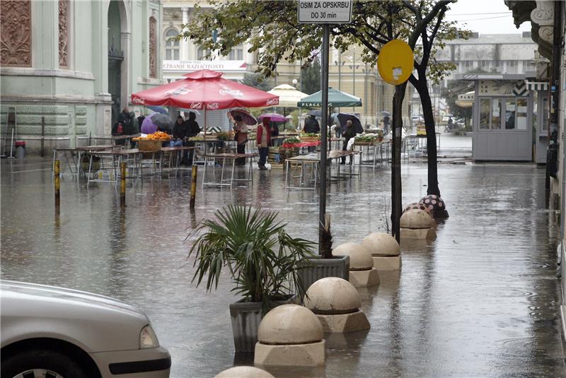 Predsjednički izbori;  Unatoč obilnoj kiši na biralištima 100 tisuća ljudi više nego prije pet godina