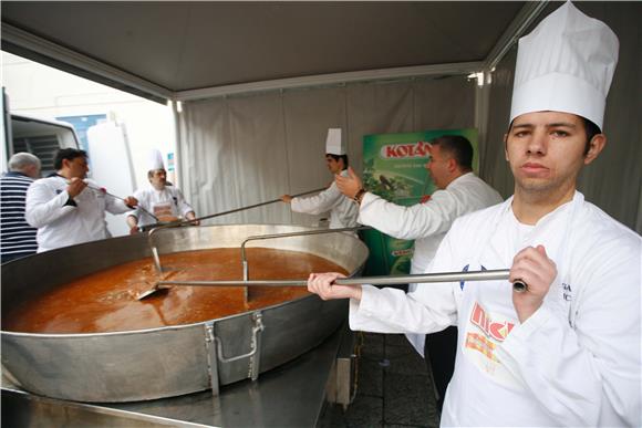 5,000 servings of cod stew handed out as part of "To Split with Love" event