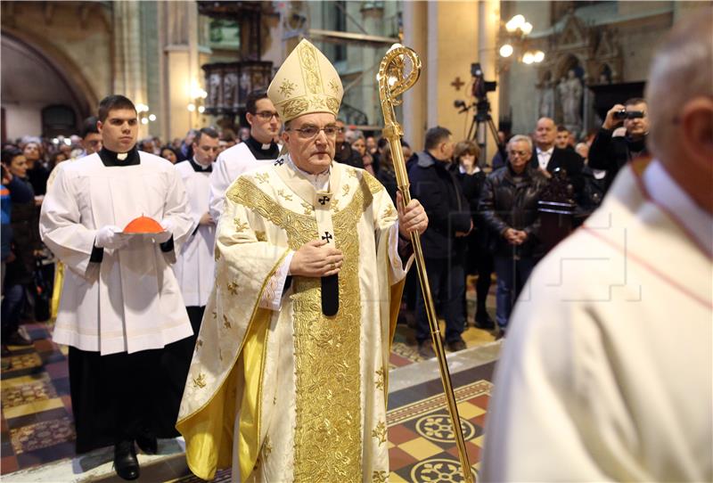 Kardinal Josip Bozanić predvodio je u ponoć misu polnoćku u zagrebačkoj katedrali