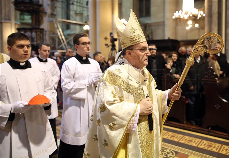 Kardinal Josip Bozanić predvodio je u ponoć misu polnoćku u zagrebačkoj katedrali