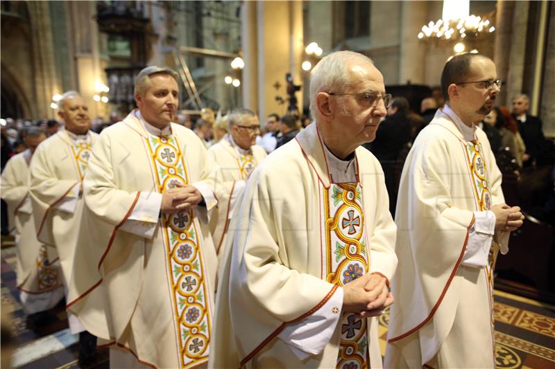 Kardinal Josip Bozanić predvodio je u ponoć misu polnoćku u zagrebačkoj katedrali