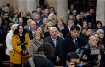 Nadbiskup Puljić predvodio božićnu misu u katedrali Svete Stošije