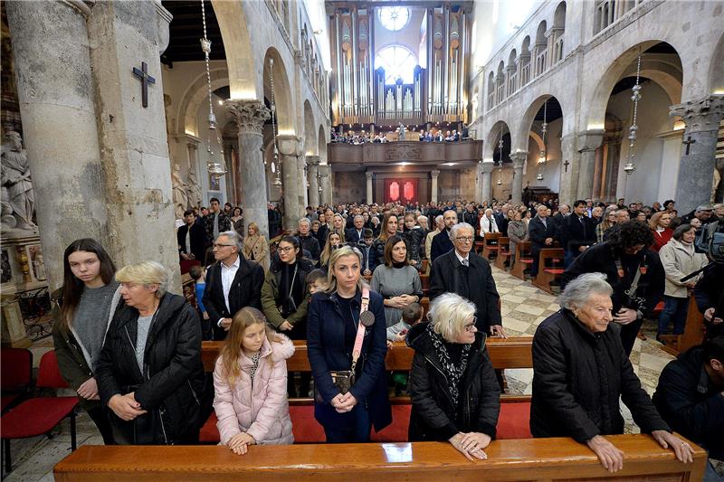 Nadbiskup Puljić predvodio božićnu misu u katedrali Svete Stošije