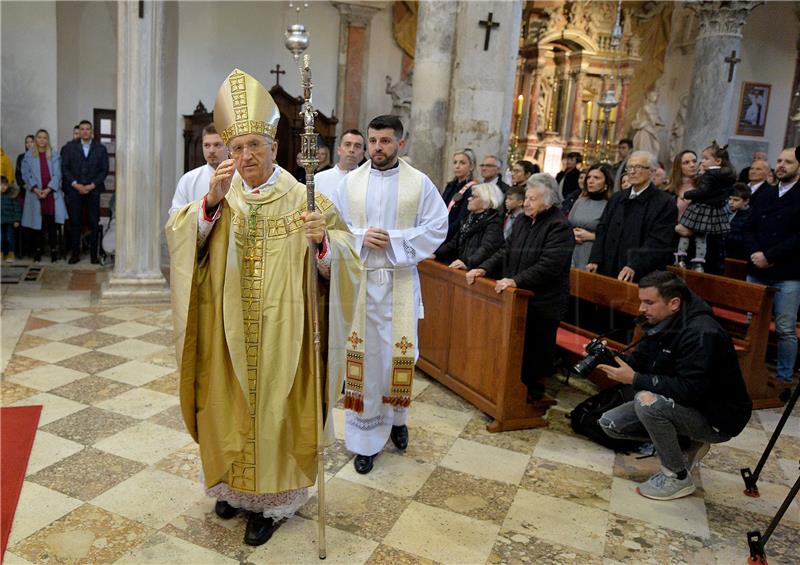 Nadbiskup Puljić predvodio božićnu misu u katedrali Svete Stošije