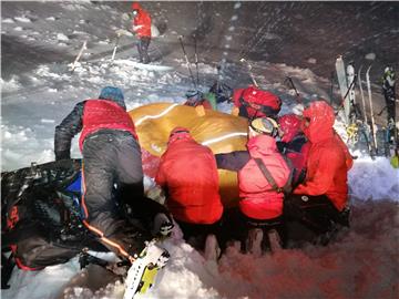 A skier survives five hours buried under an avalanche in Austria