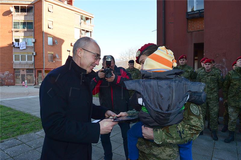 Krstičević u Kninu uručio ključeve stanova za troje pripadnika HV-a